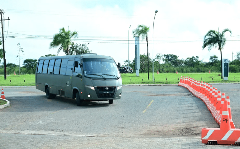 Exército forneceu dois ônibus e um caminhão para levar militares prestarem depoimento na PF sobre os atos de 8 de janeiro Ton Molina/Fotoarena
