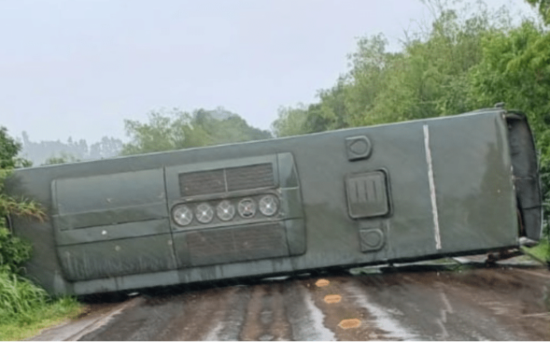 Ônibus do Exército tombado em Roque Gonzales