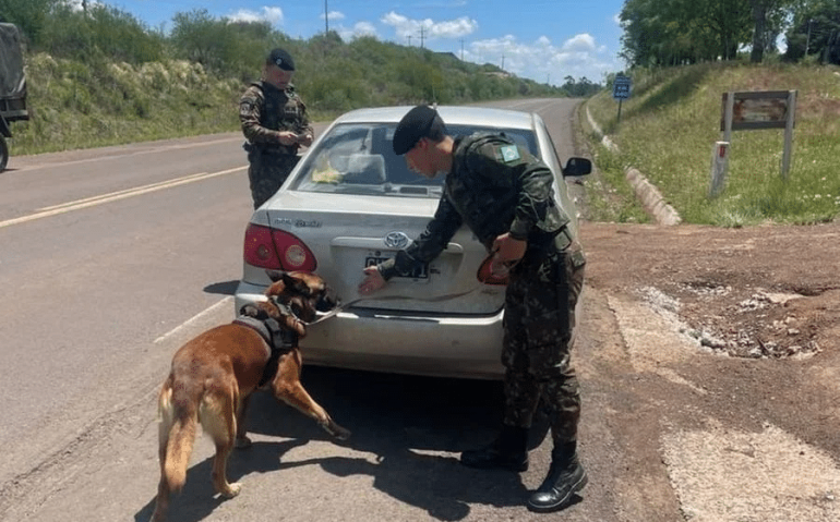Controle de estradas é uma das ações que o Exército vem realizando nas fronteiras com a Argentina e Uruguai
Foto : Exército / CP
