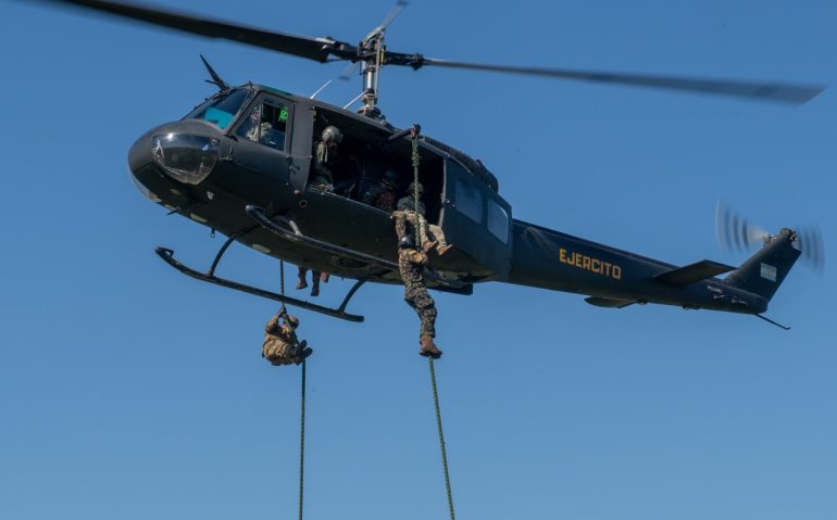 Operação Arandu: militares brasileiros e argentinos descendo de rapel de um helicóptero H1-H da força aérea Argentina