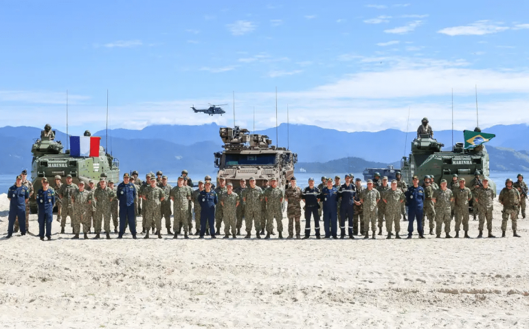 Militares do Brasil e da França durante a Operação “Jeanne d’Arc” – 2024, com navios, helicópteros e tropas na costa do Rio - Foto: Marinha do Brasil/divulgação