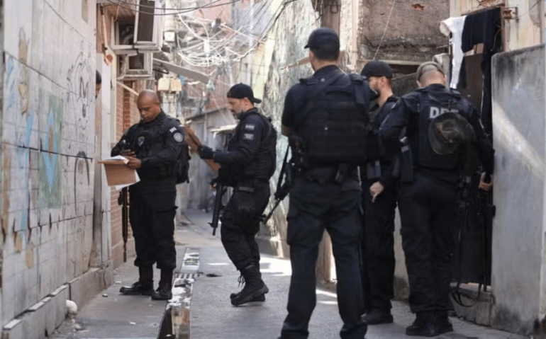 Megaoperação da Polícia Civil no Complexo de Israel — Foto: Marcia Foletto