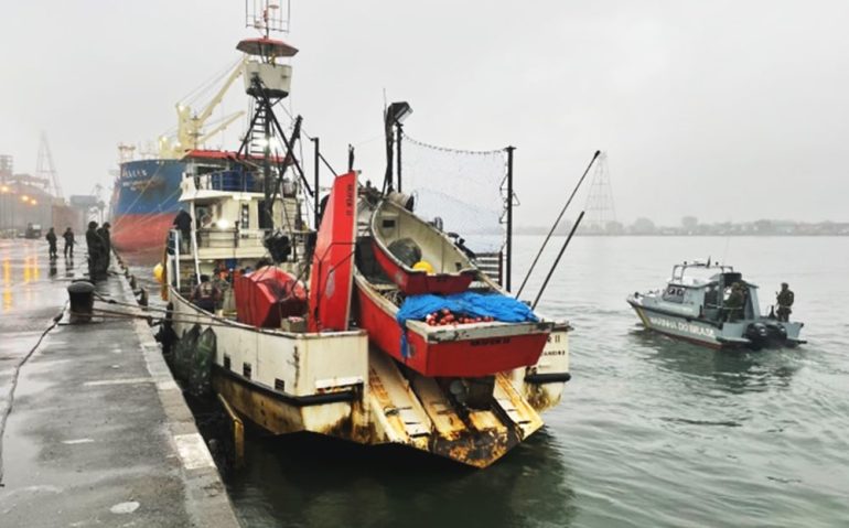 A Embarcação “SKIPER II”, apreendida por pesca irregular, no Cais do Complexo Naval (Foto: Marinha do Brasil)
