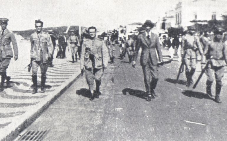 Marcha dos '18 do Forte', durante a revolta do Forte de Copacabana, em 1922. Revolta dos 18 do Forte de Copacabana: da esquerda para direita, tenentes Eduardo Gomes, Siqueira Campos, Newton Prado e o civil Otávio Correia. A foto histórica foi feita pelo fotógrafo Zenóbio Couto, de 'O Malho'