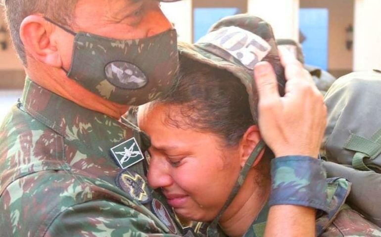 Cadete Letícia Brasil do 2° ano da AMAN, na volta da SIEsp de Operações na Selva, sendo recebida pelo seu pai, Coronel de Infantaria Carlos Cesar Brasil Laurindo, Subcomandante do CIGS.