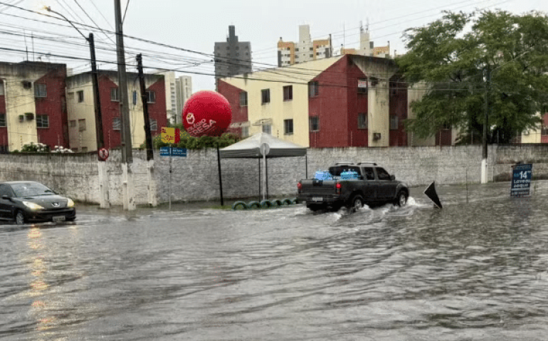 Avenida alagou após transbordamento de lagoa em Parnamirim (Imagem: Sérgio Henrique Santos/InterTv Cabugi)