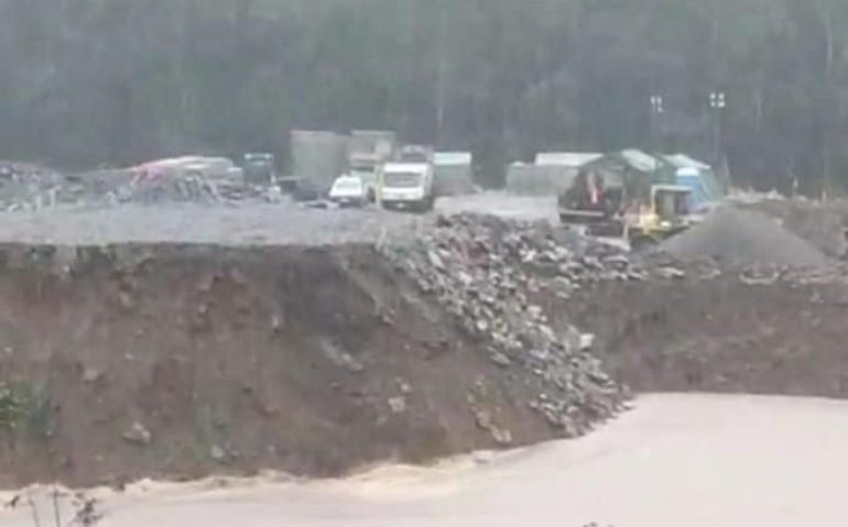 Momento em que parte das pedras colocadas para fazer a cabeceira da ponte provisória desliza para o Rio Caí, no domingo (16)
Redes Sociais / Reprodução
