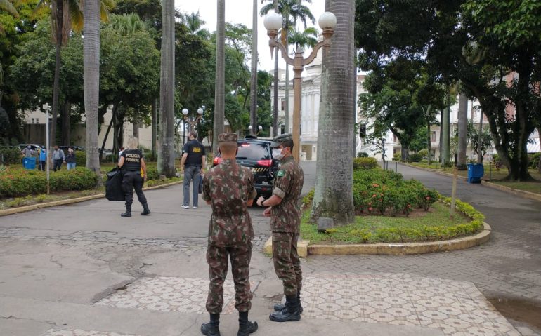 Os agentes cumpriram um mandado de busca e apreensão contra o militar no Hospital Central do Exército
Foto: Paula Martini/CNN Brasil