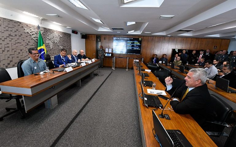 O debate na CRE ouviu representantes de sargentos, cabos e soldados. A reunião foi presidida pelo senador Nelsinho Trad (presidente da comissão, segundo da direita para a esquerda)
Edilson Rodrigues/Agência Senado