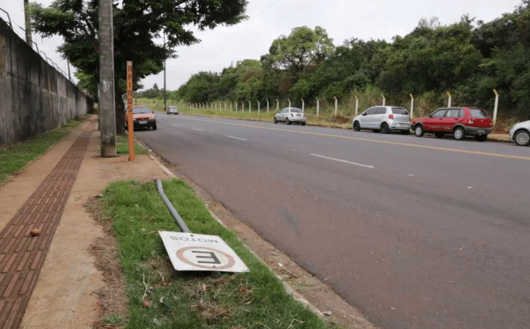 Placa de sinalização caiu após batida de carro. (Foto: Kísie Ainoã) - CREDITO: CAMPO GRANDE NEWS