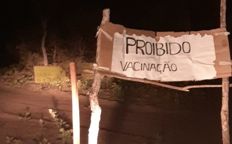 'PLACA' FAKE PROIBE VACINAÇÃO