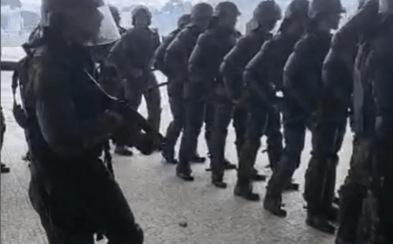 Oficial da PM mandando em  militares do Exército  no 8/1