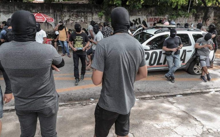 Encapuzados. Policiais militares amotinados no 18º batalhão, no bairro de Antônio Bezerra, Zona Oeste de Fortaleza Foto: Jarbas Oliveira / Agência O Globo