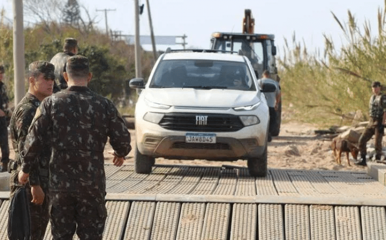 Há regras para o veículo poder passar pela ponte que dá acesso á Colônia | Foto: Exército Brasileiro