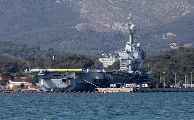 Marinheiros são infectados no porta-aviões francês Charles de Gaulle — Foto: Eric Gaillard/Reuters