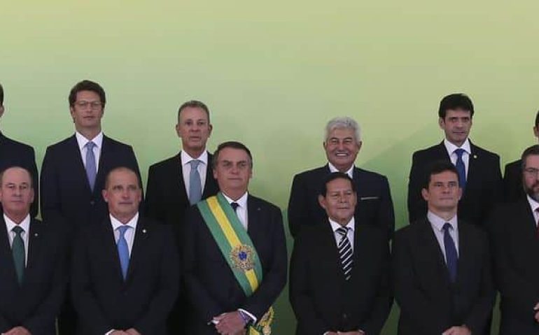 O presidente Jair Bolsonaro posa para foto oficial.