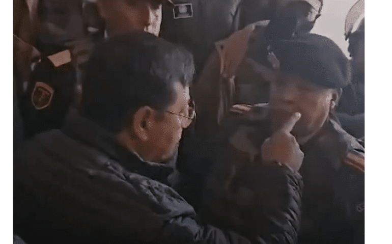 Presidente boliviano Lucho Arce põe o dedo na cara do comandante do exército, general Zuñiga (reprodução: Sputnik)