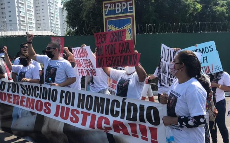Manifestação de familiares e amigos ocorreu neste sábado (8) | Foto: Naylene Freire