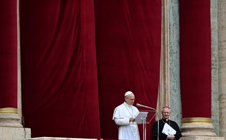 Papa Leão XIV conduz a oração do Regina Caeli, no Vaticano, em 11 de maio de 2025 — Foto: Alberto PIZZOLI / AFP