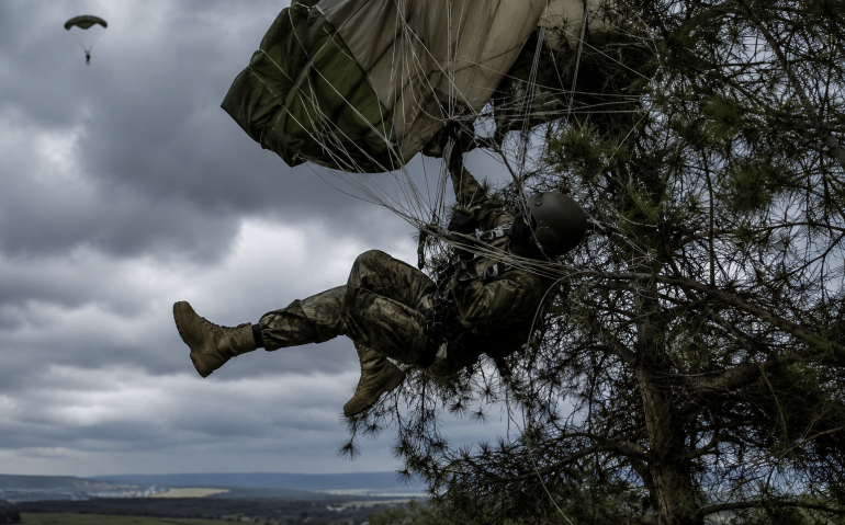 Paraquedista enroscado em árvore após salto mal sucedido (Imagem ilustrativa, gerada por IA)