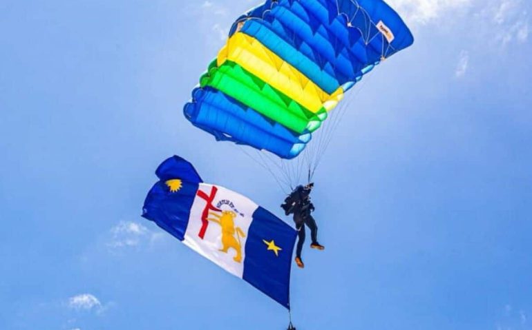 Paraquedistas do Exército realizam salto em homenagem aos 489 anos do Recife - Matheus Ribeiro/Folha de Pernambuco