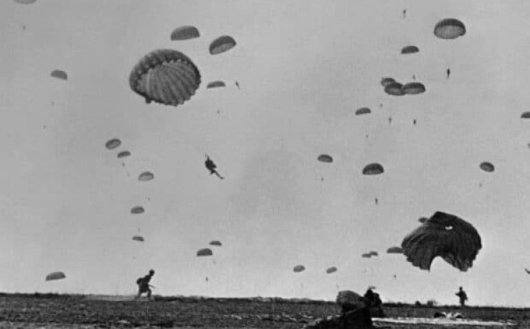 Pára-quedistas dos Aliados desembarcam na costa de La Manche, em 6 de junho de 1944, depois que as forças aliadas invadiram as praias da Normandia durante o Dia D. (Foto dos Arquivos Nacionais dos EUA / AFP)