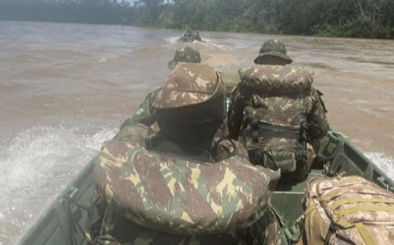Patruha fluvial na Terra Yanomami