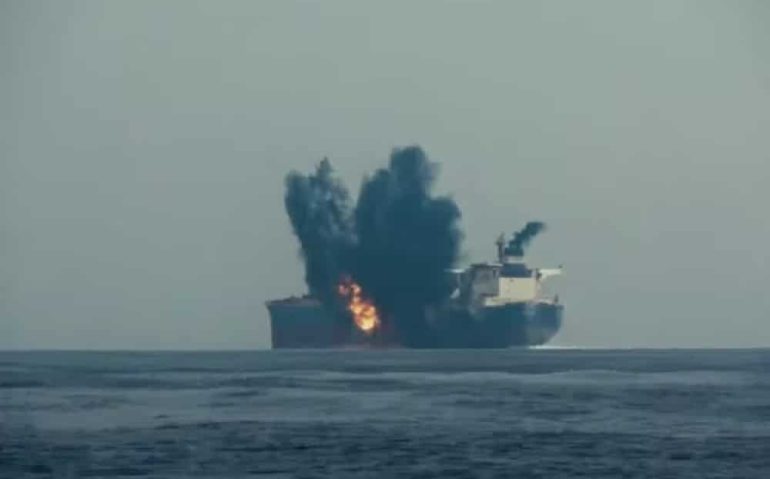 Explosão em petrolífero britânico no Mar Vermelho - Foto: Reprodução