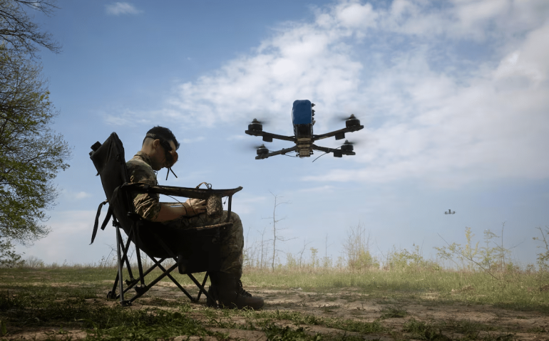 Um piloto de drone ucraniano na região de Kharkiv, no nordeste da Ucrânia, em abril de 2025: Ucrânia modificou drones fabricados pela China para uso militar contra os russos  Foto: Tyler Hicks/The New York Times