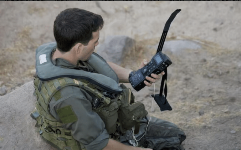 Piloto operando localizador Combat Survivor Evader Locator (CSEL)