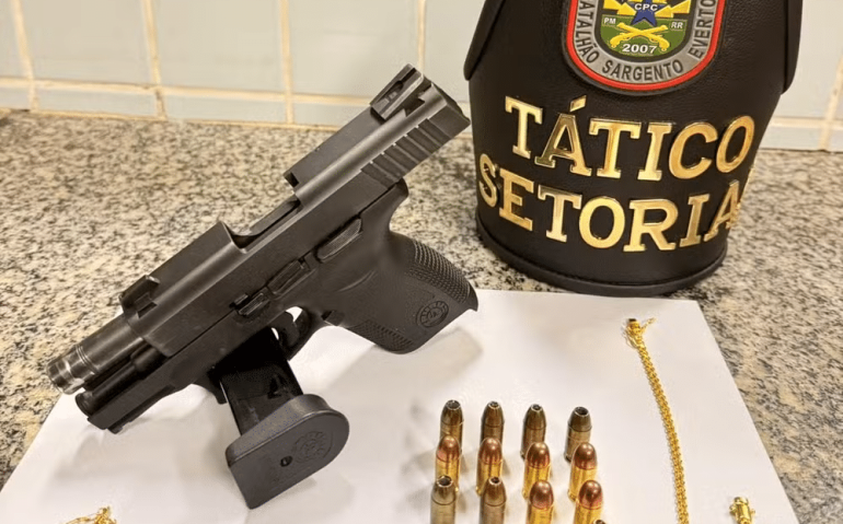 Pistola e munições apreendidas com o militar do Exército — Foto: PM/Divulgação