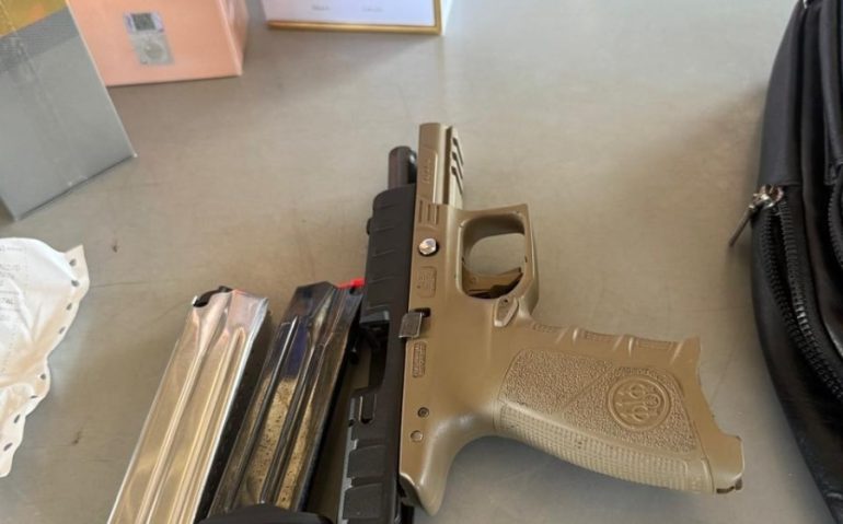 Pistola apreendida pelo Exército na Ponte da Amizade