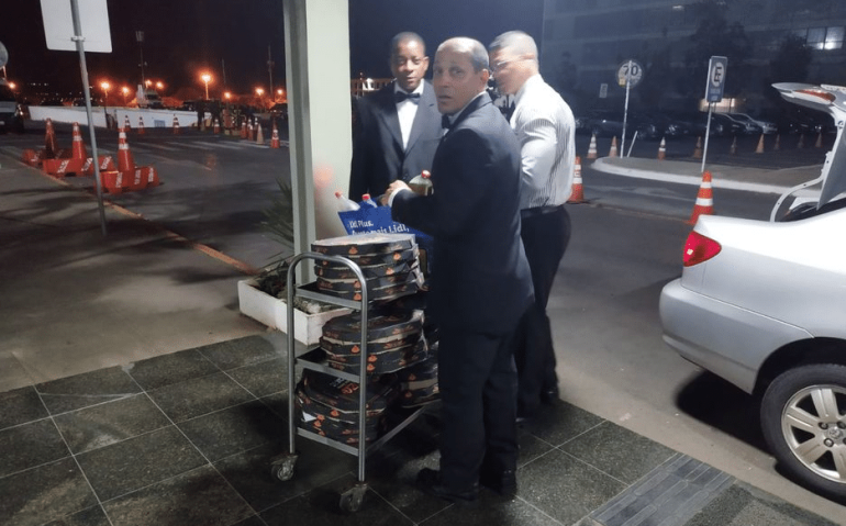 Pizzas chegam ao Ministério da Defesa durante a apuração dos resultados (Felipe Frazão)
