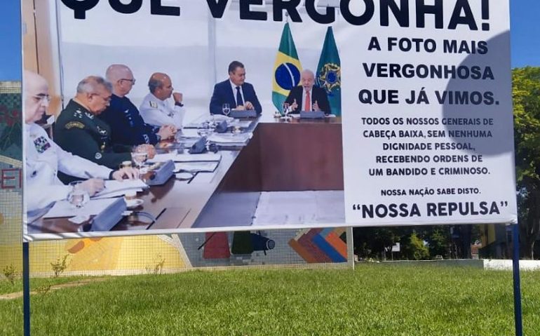 Outdoor no acesso principal a cidade de Terra Roxa, PR (Imagem: Jorge Serrão, no Twitter)