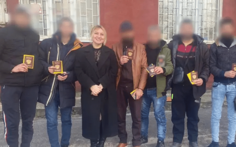Polina Azarnykh com novos recrutas para o exército russo (Telegram)