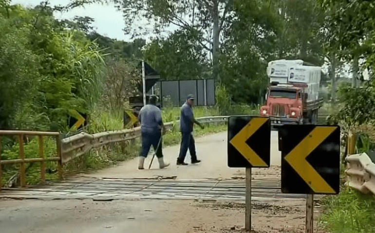 Ponte provisória será construída para reforçar estrutura que pode colapsar entre Boa Esperança e Ilicínea, MG — Foto: Reprodução / EPTV