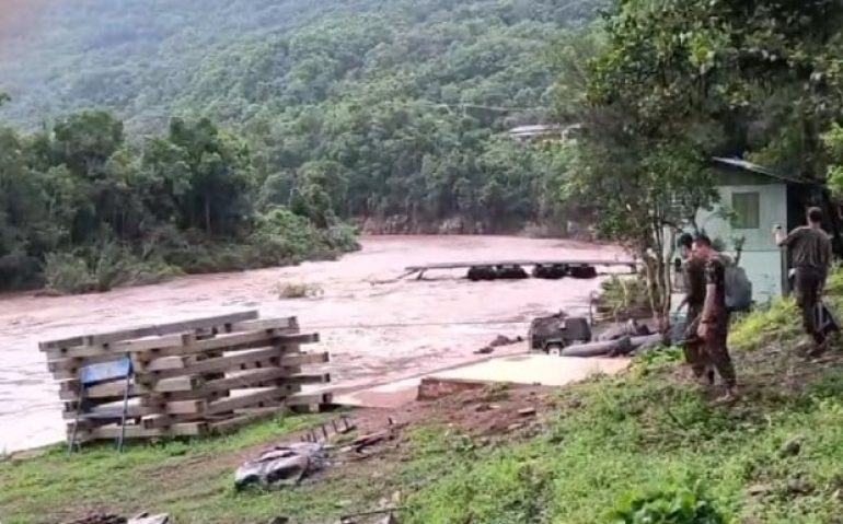 Ponte do Exército arrastadda em Sinimbu