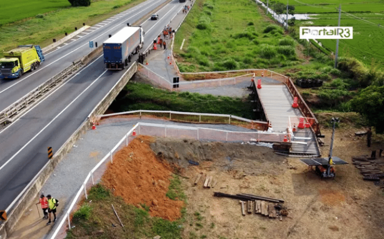 Ponte montada em Roseira para dar segurança aos romeiros. (Foto: Claudio Antunes/PortalR3)