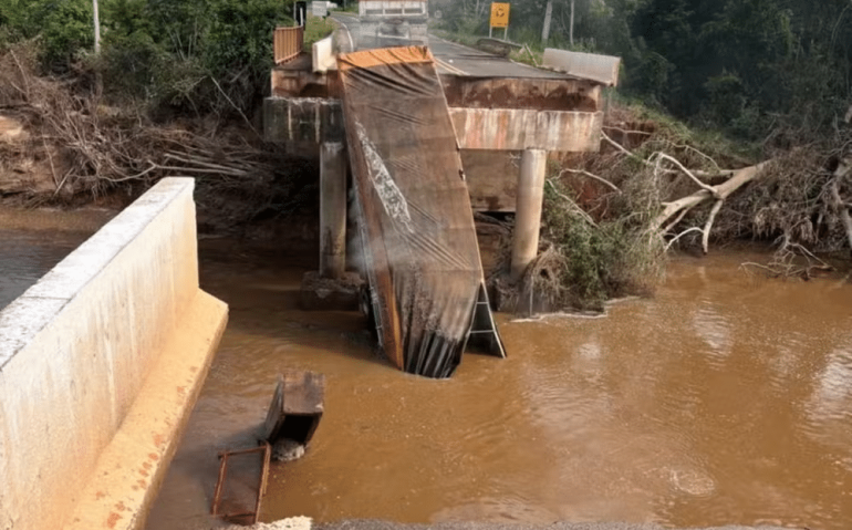 Temporal compromete estrutura e derruba ponte em Rio Negro (MS) — Foto: Marcos de Oliveira - g1