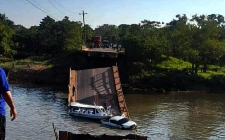 A ponte no km 25 da BR-319 desabou na última quarta-feira (28), deixando a rodovia interditada (Imagem: Fato Amazônico)