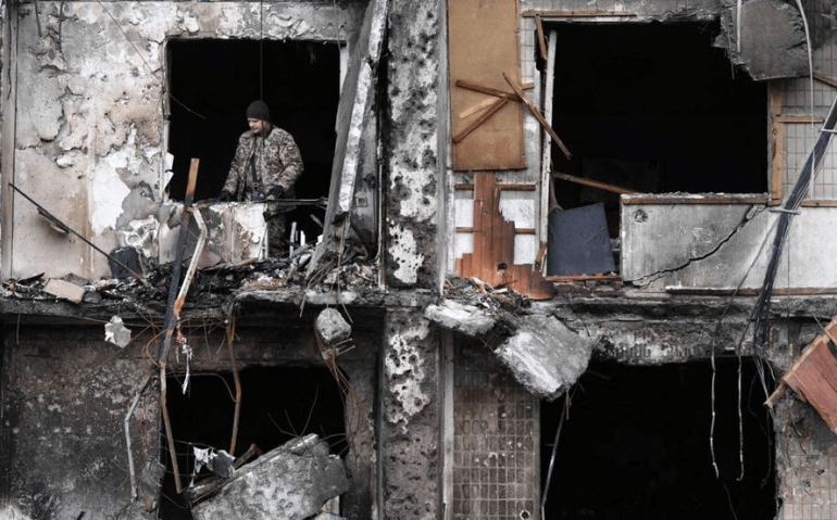 Prédio residencial do subúrbio de Kiev foi destruído após um ataque de míssil (arquivo) / DANIEL LEAL / AFP