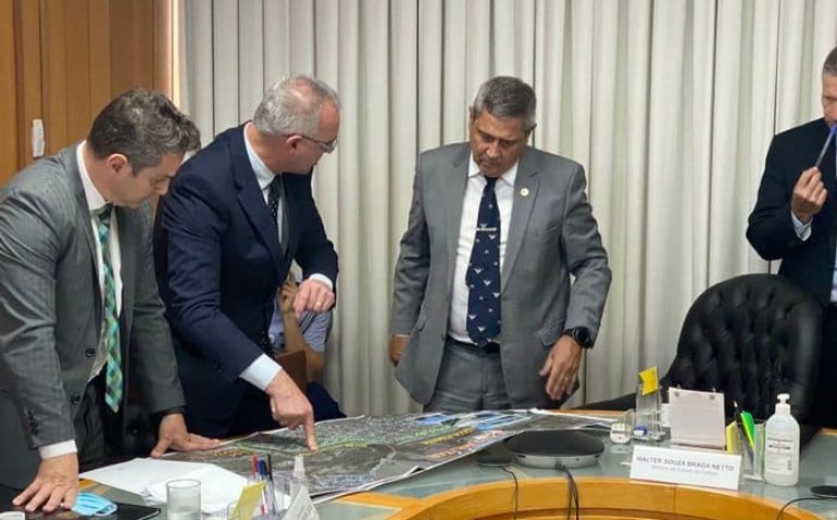 Zucco (E) e Pozzobom durante audiência com o ministro da Defesa, Walter Braga Netto (D)
Prefeitura de Santa Maria / Divulgação