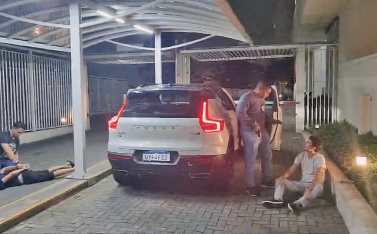 Jesser Marques Fidelix, o Jessé, e Márcio André Geber Boaventura Júnior foram presos em um condomínio de luxo em Santana de Parnaíba — Foto: Reprodução/TV Globo