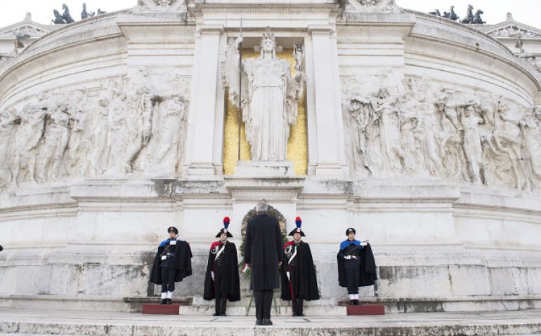 PrimeiroMinistroPaolo-Gentiloni-deposita-coroa-flores-soldado-desconhecido-Roma-Italia_003