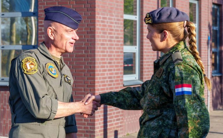 Princesa da Holanda ingressa nas forças armadas como cabo