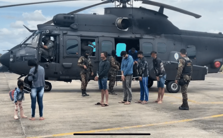 Menina e a mãe foram trazidas para Boa Vista — Foto: Comando Conjunto Ágata Fronteira Norte/Divulgação