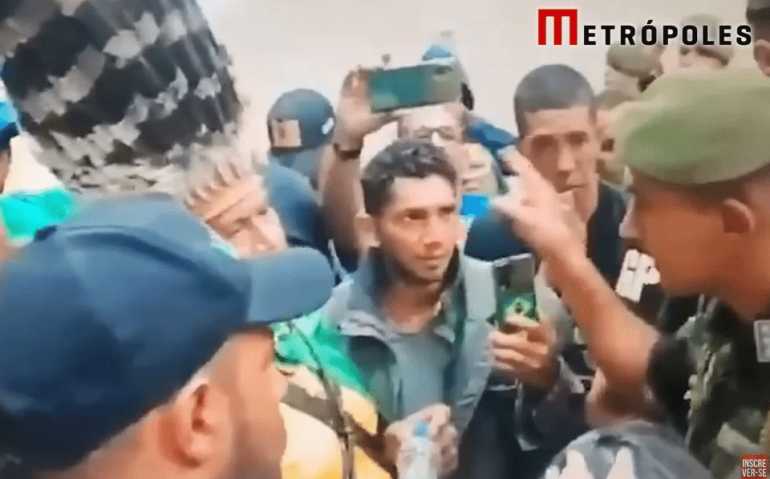 Protesto na casa de generais