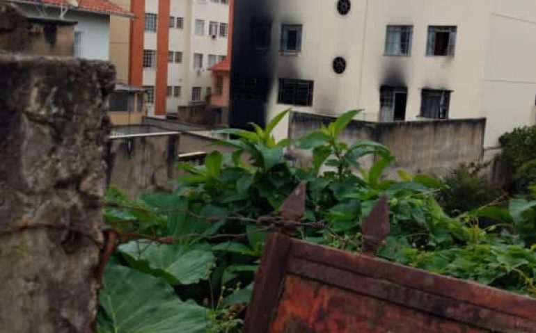 Prédio incendiado em Barbacena