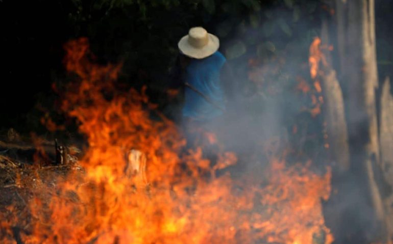 Um homem trabalha em um trecho de queimada da floresta amazônica, como está sendo desmatada por madeireiros e agricultores em Iranduba, Amazonas, Brasil, 20 de agosto de 2019. REUTERS / Bruno Kelly /