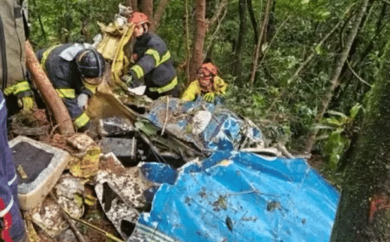 Queda de avião em mata entre Rio Grande da Serra (SP) e Ribeirão Pires (SP)
Imagem: Divulgação/Corpo de Bombeiros PMSP